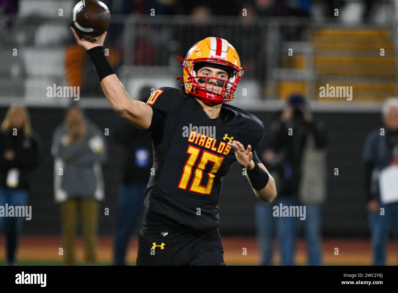 Manca il quarterback Viejo Draiden Trudeau (10) durante una partita del CIF State Football Championship, venerdì 8 dicembre 2023, a Mission Viejo, Calif. La Missi Foto Stock