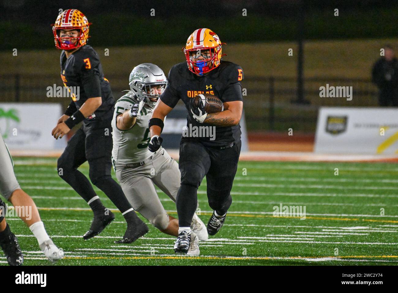 Mission Viejo running back Hinesward Lilomaiava (5) durante una partita del CIF State Football Championship, venerdì 8 dicembre 2023, a Mission Viejo, Calif. La Foto Stock