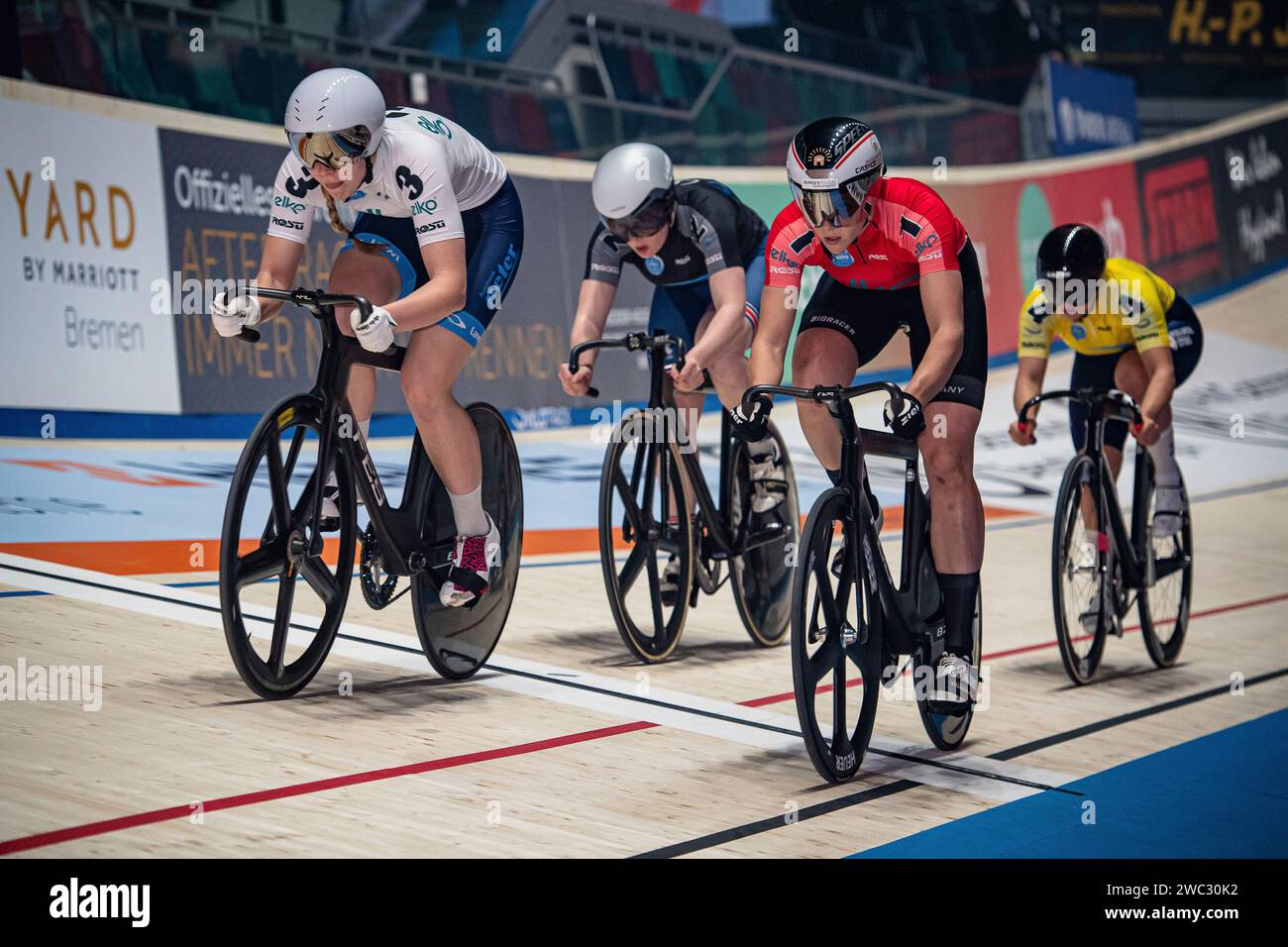 Team 3 - Jäger Lara ( GER ) - Team 1 - PRÖPSTER Alessa Catriona ( GER ) - Team 2 - EDMUNDS Rhian ( GBR ) - Team 4 - GERAERTS Lonneke ( NED ) - Querformat - quer - orizzontale - paesaggio - evento / Veranstaltung: Sixdays Brema 2024 - categoria/Kategorie: ciclismo - ciclismo su pista - Sixdays - Elite Women - Location/Ort: Europa - Germania - Brema - ÖVB Arena - disciplina: Keirin - distanza: . M - Data/riferimento: 12.01.2024 - venerdì - giorno 1 - fotografo: © Arne Mill - frontalvision.com Foto Stock