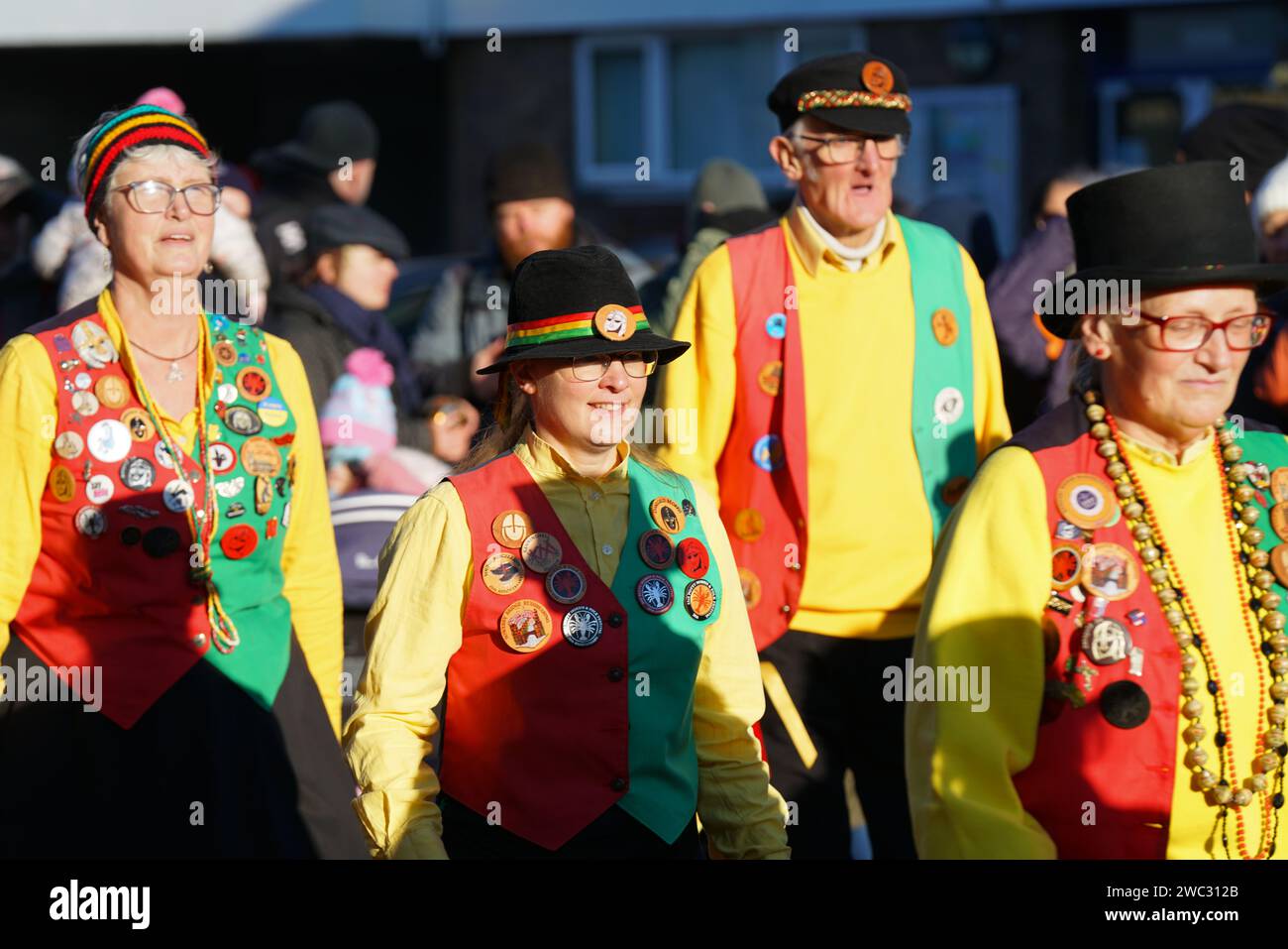 Whittlesey, Regno Unito. 13 gennaio 2024. Il festival Whittlesey Straw Bear passa attraverso la città del mercato. L'evento è una tradizione che ha un "Orso di paglia" (una persona vestita di paglia) e ballerini morris. L'evento tradizionale si svolgeva il giorno in cui i lavoratori agricoli locali tornavano al lavoro, noto anche come Plough Monday. Andrew Steven Graham/Alamy Live News Foto Stock