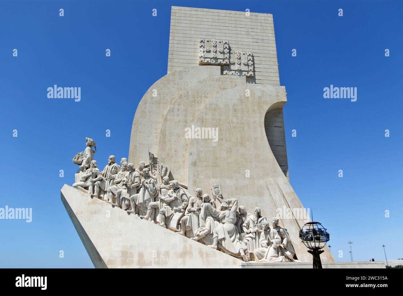 Il Monumento delle scoperte (in portoghese: Padrão dos Descobrimentos) è un monumento sulla riva settentrionale dell'estuario del fiume Tago, nella parrocchia civile di Santa Maria de Belém, Lisbona. Situato lungo il fiume, dove le navi partirono per esplorare e commerciare con l'India e l'Oriente, il monumento celebra l'età portoghese delle scoperte (o "età dell'esplorazione") durante il XV e XVI secolo. Foto Stock