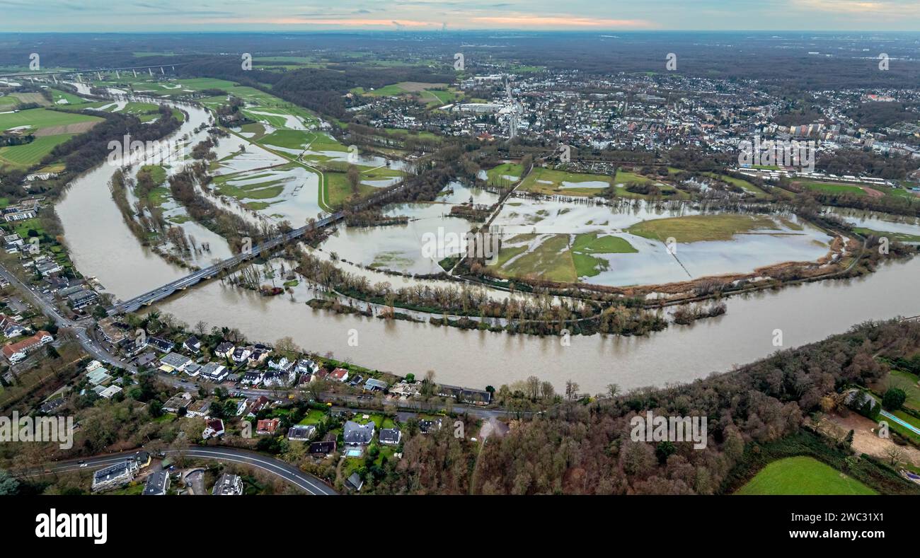 Luftbild, Ruhrhochwasser, Weihnachtshochwasser 2023, Fluss Ruhr tritt nach starken Regenfällen über die Ufer, Überschwemmungsgebiet Saarn-Mendener Ruhraue, Wiesen und Bäume im Wasser, Holthausen - West, Mülheim an der Ruhr, Ruhrgebiet, Nordrhein-Westfalen, Deutschland ACHTUNGxMINDESTHONRO - West, RUhr, RESRUHIND, RIND, RUHERS 2023 zona alluvionale Saarn Mendener Ruhraue, prati e alberi in acqua, Holthausen West, Mülheim an der Ruhr, regione della Ruhr, Renania settentrionale-Vestfalia, Germania ATTENTIONxMINDESTHONORARx60xEURO Foto Stock