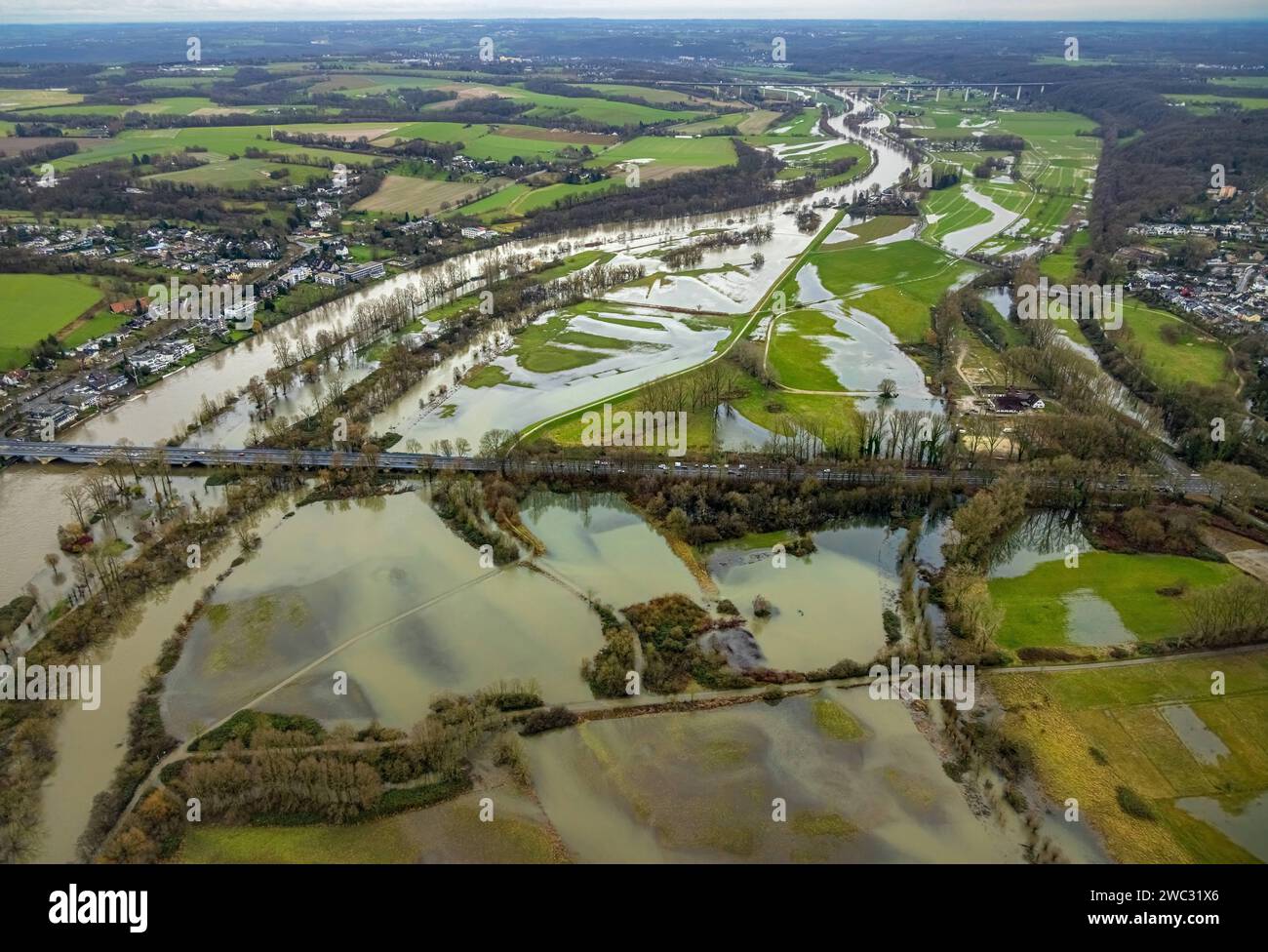 Luftbild, Ruhrhochwasser, Weihnachtshochwasser 2023, Fluss Ruhr tritt nach starken Regenfällen über die Ufer, Überschwemmungsgebiet Saarn-Mendener Ruhraue, Wiesen und Bäume im Wasser, Holthausen - West, Mülheim an der Ruhr, Ruhrgebiet, Nordrhein-Westfalen, Deutschland ACHTUNGxMINDESTHONRO - West, RUhr, RESRUHIND, RIND, RUHERS 2023 zona alluvionale Saarn Mendener Ruhraue, prati e alberi in acqua, Holthausen West, Mülheim an der Ruhr, regione della Ruhr, Renania settentrionale-Vestfalia, Germania ATTENTIONxMINDESTHONORARx60xEURO Foto Stock