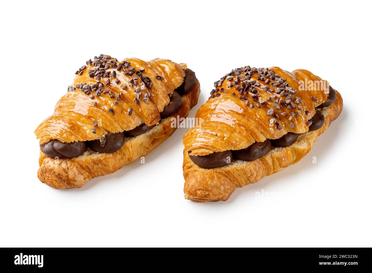 Deliziati con la bontà frizzante di due croissant al cioccolato. I ricchi strati di cacao offrono una delizia da buongustai, ideale per mostrare l'albero della pasticceria francese Foto Stock