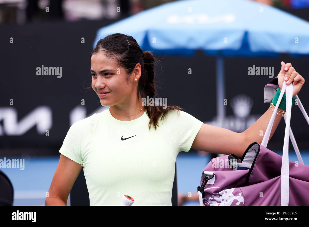 Melbourne, Victoria, Australia. 13 gennaio 2024. MELBOURNE, AUSTRALIA - 13 GENNAIO: Emma Raducanu del Regno Unito pratica con l'australiano Ajla Tomljanovic in vista dell'Australian Open 2024 al Melbourne Park il 13 gennaio 2024 a Melbourne, in Australia. (Immagine di credito: © Chris Putnam/ZUMA Press Wire) SOLO USO EDITORIALE! Non per USO commerciale! Foto Stock Melbourne, Victoria, Australia. 13 gennaio 2024. MELBOURNE, AUSTRALIA - 13 GENNAIO: Emma Raducanu del Regno Unito pratica con l'australiano Ajla Tomljanovic in vista dell'Australian Open 2024 al Melbourne Park il 13 gennaio 2024 a Melbourne, in Australia. (Immagine di credito: © Chris Putnam/ZUMA Press Wire) SOLO USO EDITORIALE! Non per USO commerciale! Foto Stock