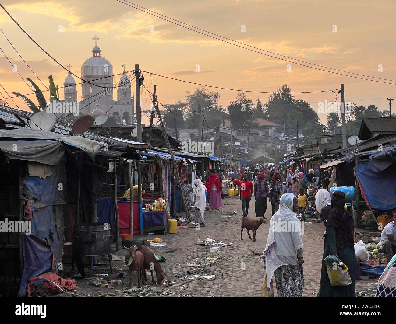 Jimma, Etiopia, 17 gennaio 2023: Paesaggio della città di Jimma con la folla e i mercati Foto Stock