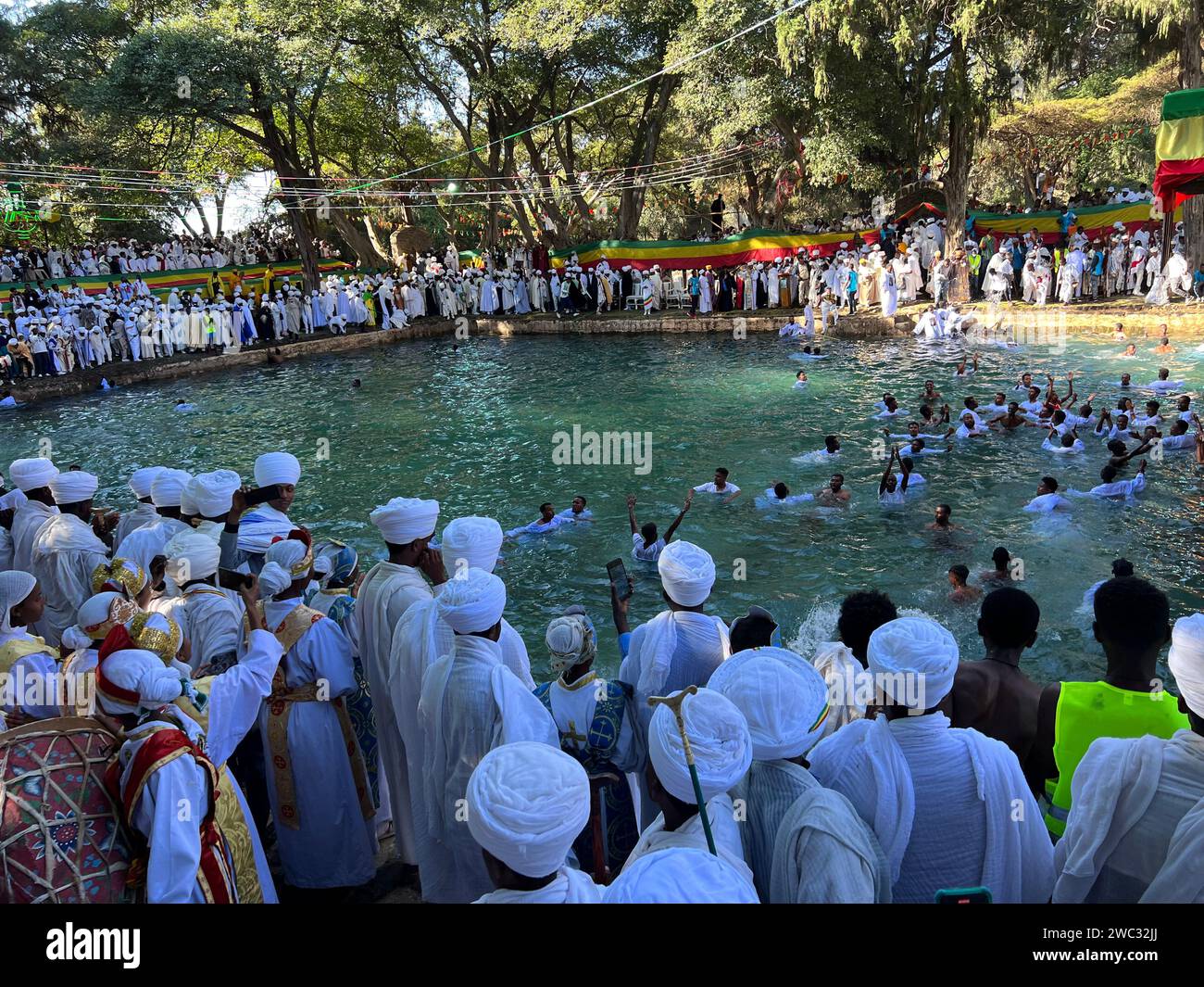 Gondar, Etiopia, 19 gennaio 2023; folla intorno al bagno Fasiladas che celebra Timkat, una celebrazione ortodossa etiope a Gondar, Etiopia, adorazione Foto Stock
