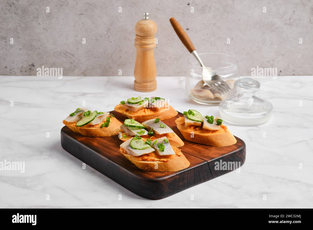 Panini con Clupeidae salati su una tavola da portata in legno Foto Stock
