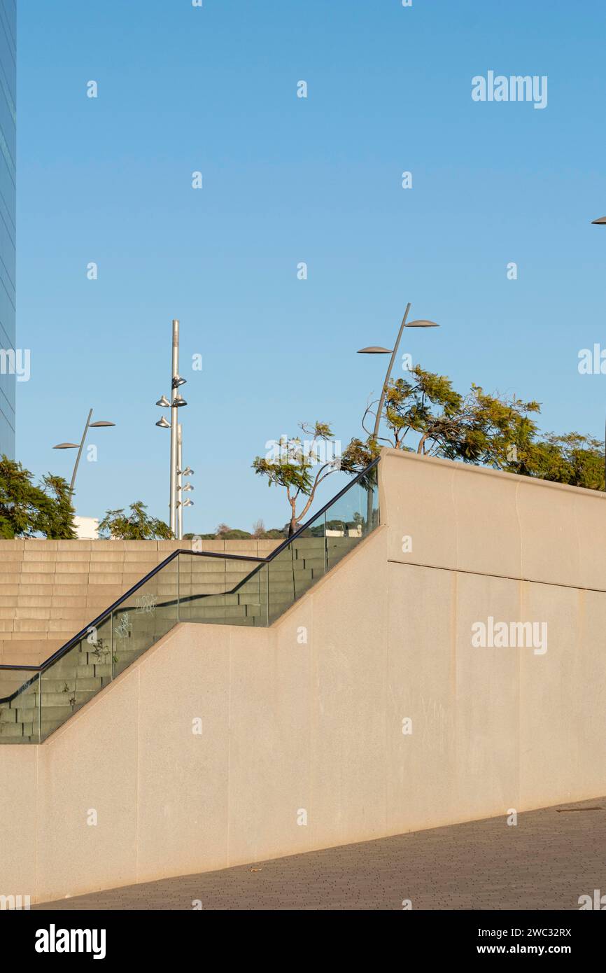 Scala in cemento in una piazza moderna senza persone Foto Stock