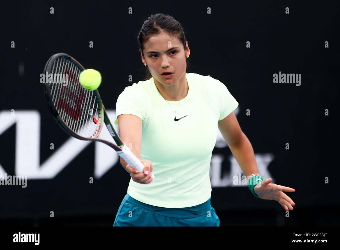 Melbourne, Victoria, Australia. 13 gennaio 2024. MELBOURNE, AUSTRALIA - 13 GENNAIO: Emma Raducanu del Regno Unito pratica con l'australiano Ajla Tomljanovic in vista dell'Australian Open 2024 al Melbourne Park il 13 gennaio 2024 a Melbourne, in Australia. (Immagine di credito: © Chris Putnam/ZUMA Press Wire) SOLO USO EDITORIALE! Non per USO commerciale! Foto Stock Melbourne, Victoria, Australia. 13 gennaio 2024. MELBOURNE, AUSTRALIA - 13 GENNAIO: Emma Raducanu del Regno Unito pratica con l'australiano Ajla Tomljanovic in vista dell'Australian Open 2024 al Melbourne Park il 13 gennaio 2024 a Melbourne, in Australia. (Immagine di credito: © Chris Putnam/ZUMA Press Wire) SOLO USO EDITORIALE! Non per USO commerciale! Foto Stock