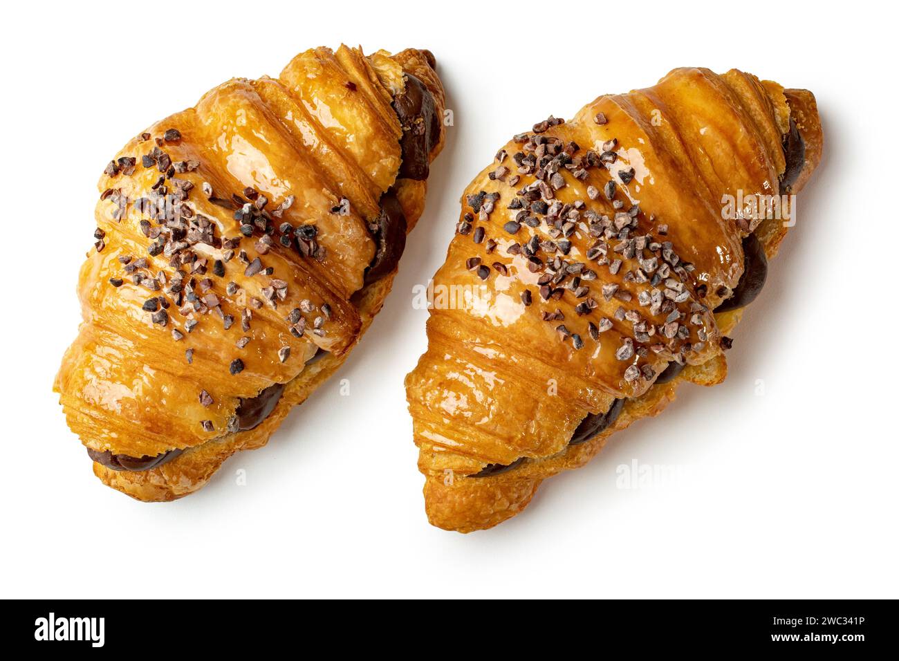 Concediti la perfezione friabile con due croissant al cioccolato. gli strati croccanti e il ricco ripieno di cacao creano una deliziosa delizia da buongustai. ideale per lo spettacolo Foto Stock