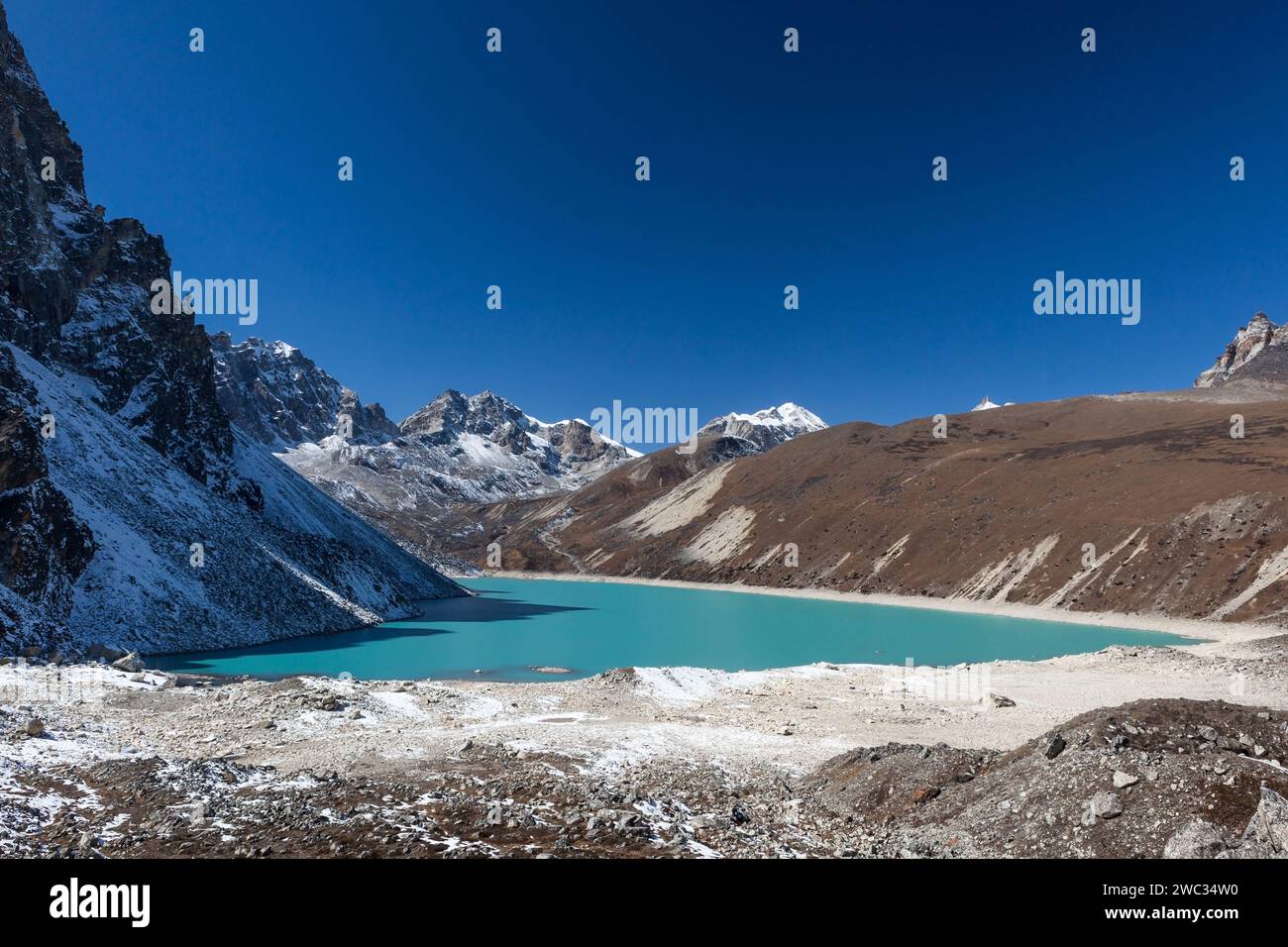 Lago color smeraldo nella valle di Gokyo vicino al campo base dell'Everest. Himalaya. Nepal. Foto Stock