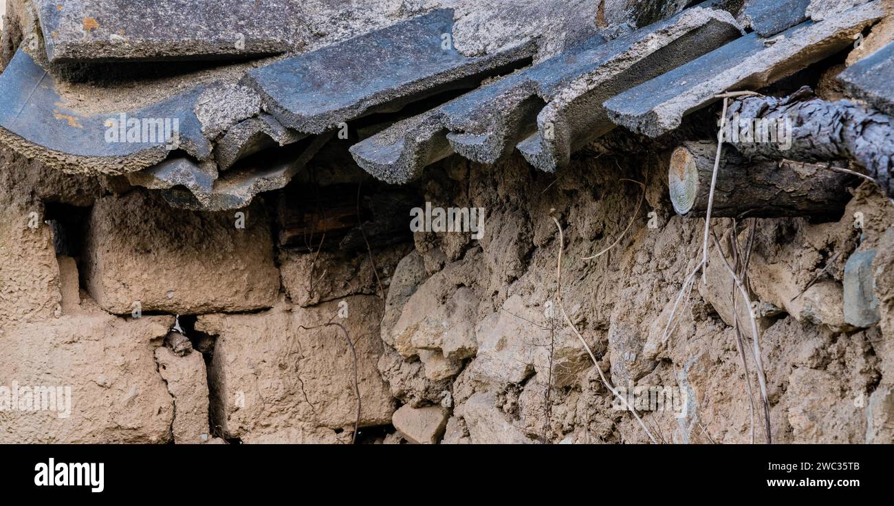 Primo piano di un muro di mattoni di fango con tetto di piastrelle nere caduto in stato di rovina in Corea del Sud Foto Stock