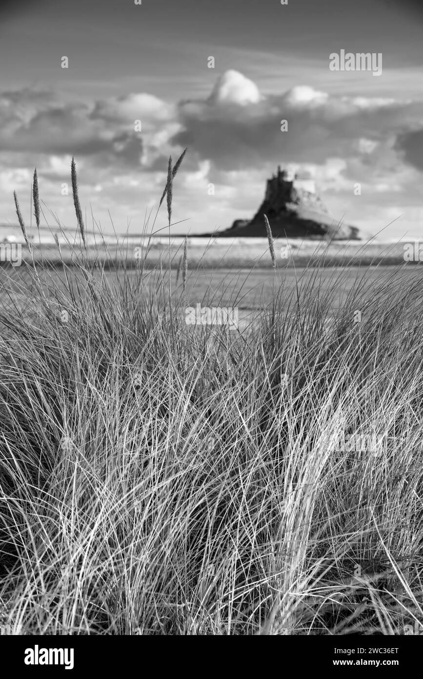 Splendida immagine in bianco e nero di Lindisfarne, Holy Island nel Northumberland, Inghilterra, durante la lungosa giornata invernale Foto Stock