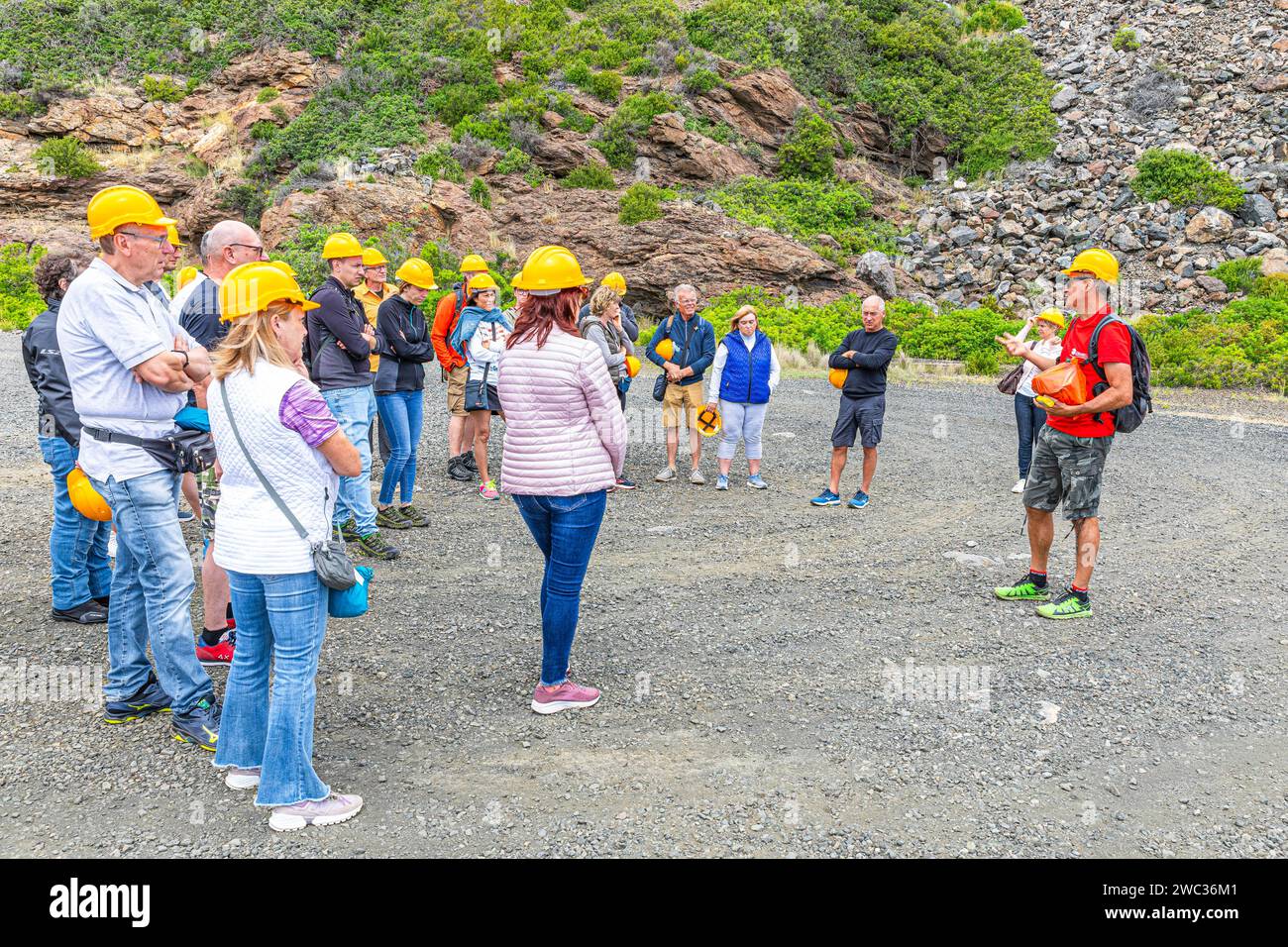 Gruppo turistico in un tour guidato dell'ex miniera di miniere calamita, Elba, Arcipelago Toscano, Toscana, Italia Foto Stock