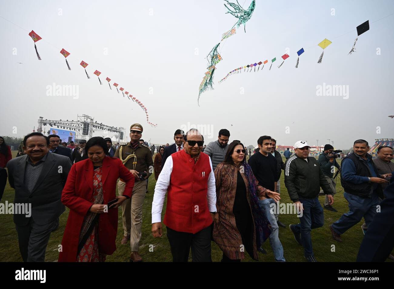 NUOVA DELHI, INDIA - 13 GENNAIO: Il Vice Governatore di Delhi VK Saxena durante il primo festival internazionale degli aquiloni - 'Patang Utsava' a Baansera, il primo parco a tema di bambù della città a sarai Kale Khan sulle rive del fiume Yamuna, il 13 gennaio 2024 a nuova Delhi, India. Il festival di due giorni è organizzato dalla Delhi Development Authority (DDA) e vedrà oltre 30 kitisti professionisti provenienti da Rajasthan, Sikkim, Maharashtra, Karnataka, Punjab, Lakshadweep e Gujarat espongono la loro arte. Aquiloni di varie forme, dimensioni e colori. (Foto di Salman Ali/Hindustan Times/Sipa USA ) Foto Stock