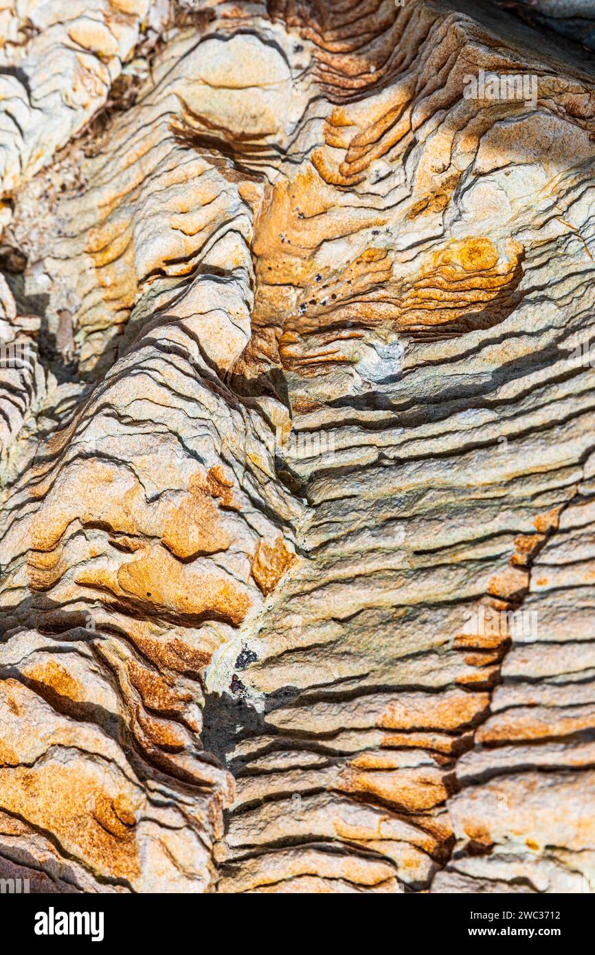 Arenaria minerale ferruginosa colorata sulla spiaggia di Topinetti, vicino a Rio Marina, Elba, Arcipelago Toscano, Toscana, Italia, Europa Foto Stock