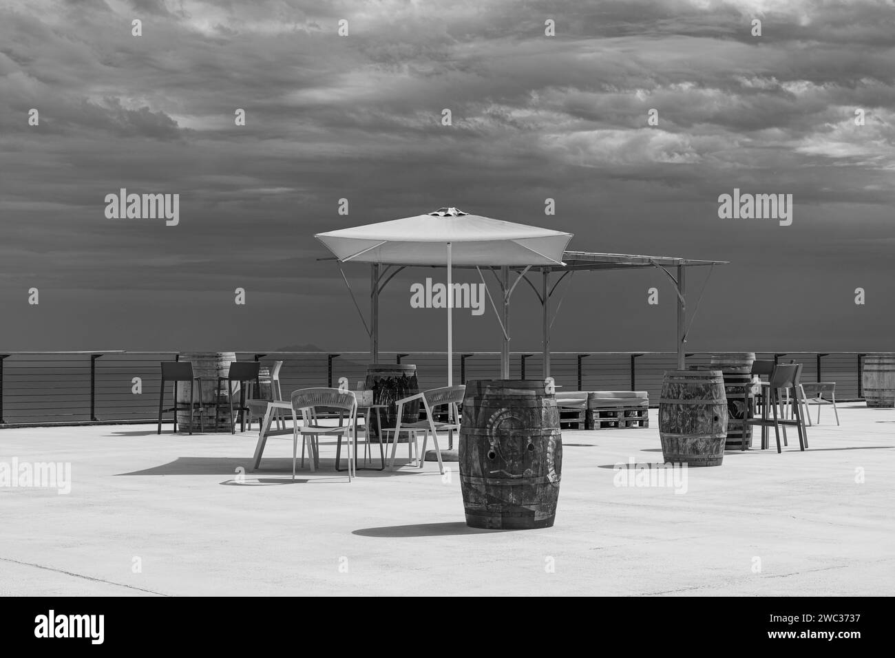 Botti di vino sulla terrazza della tenuta delle Ripalte, foto in bianco e nero, Elba, Arcipelago Toscano, Toscana, Italia Foto Stock