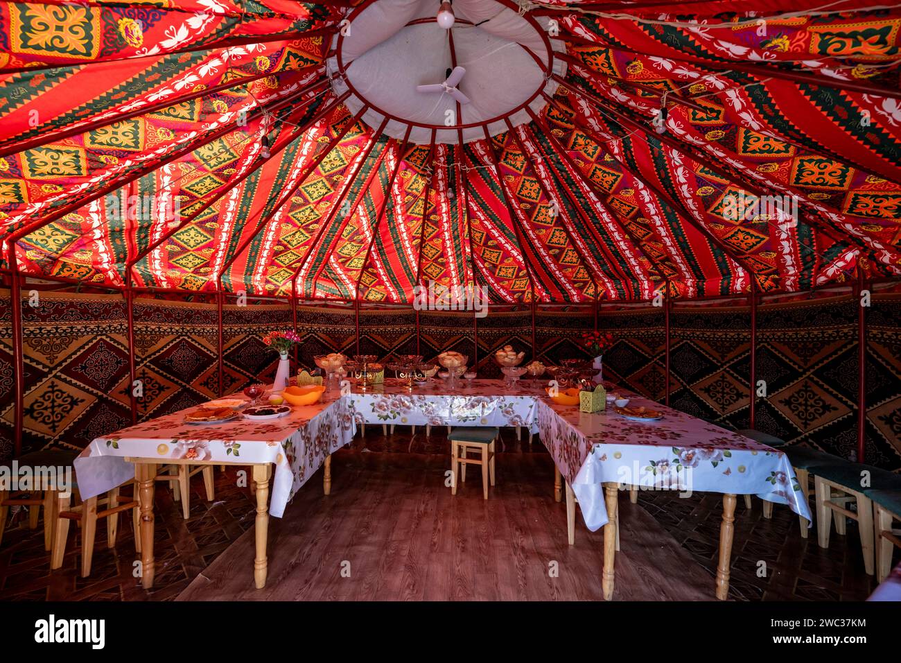 Tavolo e sedie in una yurta colorata, yurta con motivi tradizionali, regione di Naryn, Kirghizistan Foto Stock