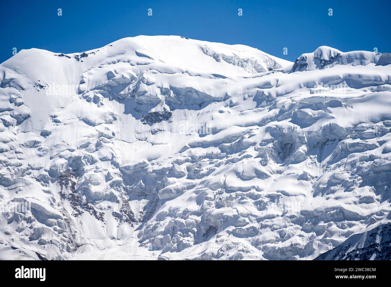 Montagne alte aride, cima e ghiacciaio di Lenin Peak, Pamir Mountains, Osh Province, Kirghizistan Foto Stock