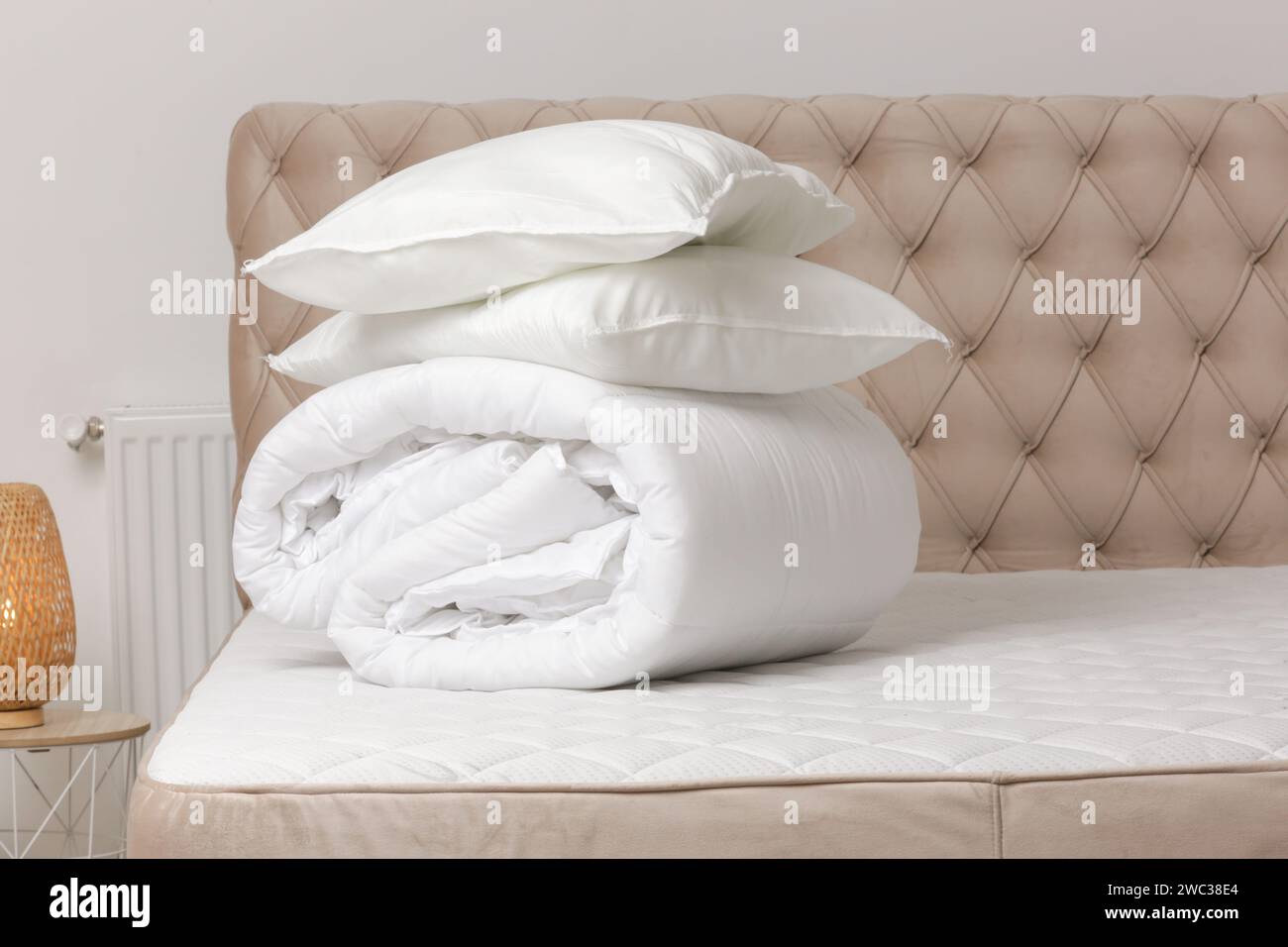 Soffici piumoni e cuscini ripiegati sul letto Foto Stock