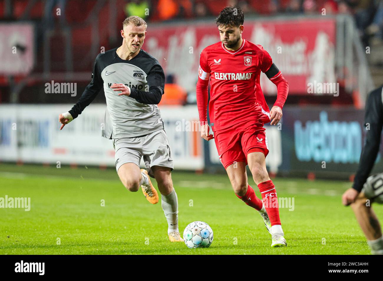 Enschede, Paesi Bassi. 13 gennaio 2024. ENSCHEDE, PAESI BASSI - 13 GENNAIO: Jens Odgaard dell'Arizona, Robin Propper dell'FC Twente lotta per il pallone durante la partita olandese Eredivisie tra l'FC Twente e l'AZ al Grolsch veste il 13 gennaio 2024 a Enschede, Paesi Bassi. (Foto di Peter Lous/Orange Pictures) credito: dpa/Alamy Live News Foto Stock