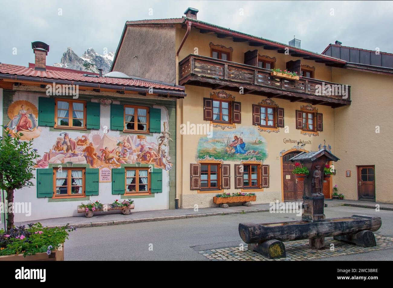 Case, decorate con fiori, Lueftlmalerei, Monti Karwendel, Mittenwald, Baviera Foto Stock