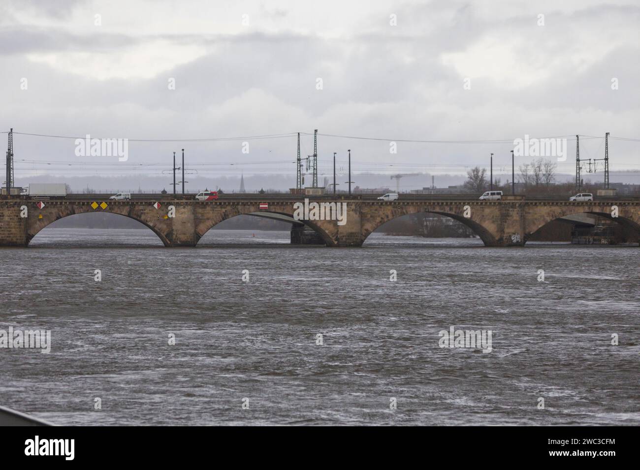 Tempo piovoso nella città vecchia di Dresda. A causa delle forti piogge, i livelli dei fiumi risalgono di nuovo in Sassonia e si verificano inondazioni. St Mary's Bridge è nel profondo Foto Stock