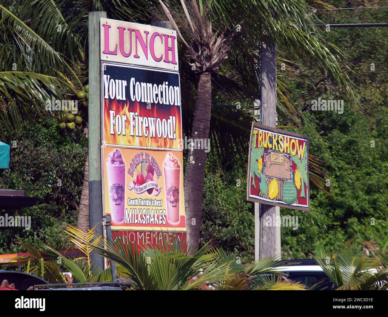 Homestead, Florida, Stati Uniti - 13 gennaio 2024: Cartello pubblicitario per il pranzo nel famoso banco di frutta "Robert is here" vicino alla strada d'ingresso Foto Stock