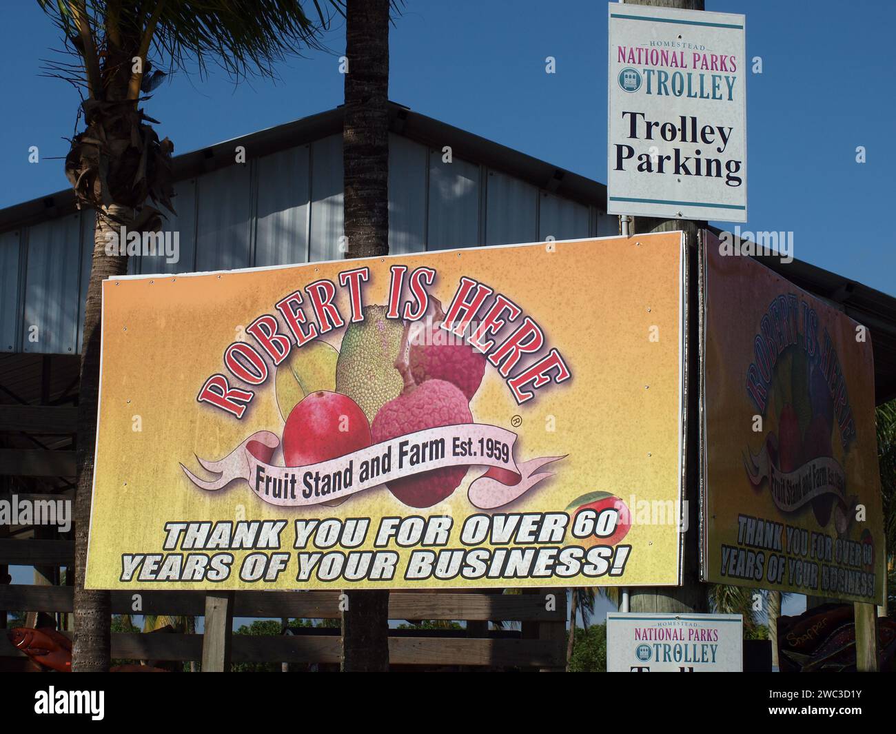Homestead, Florida, Stati Uniti - 13 gennaio 2024: Cartellone di ringraziamento per i clienti del popolare banco di frutta "Robert is here". Foto Stock