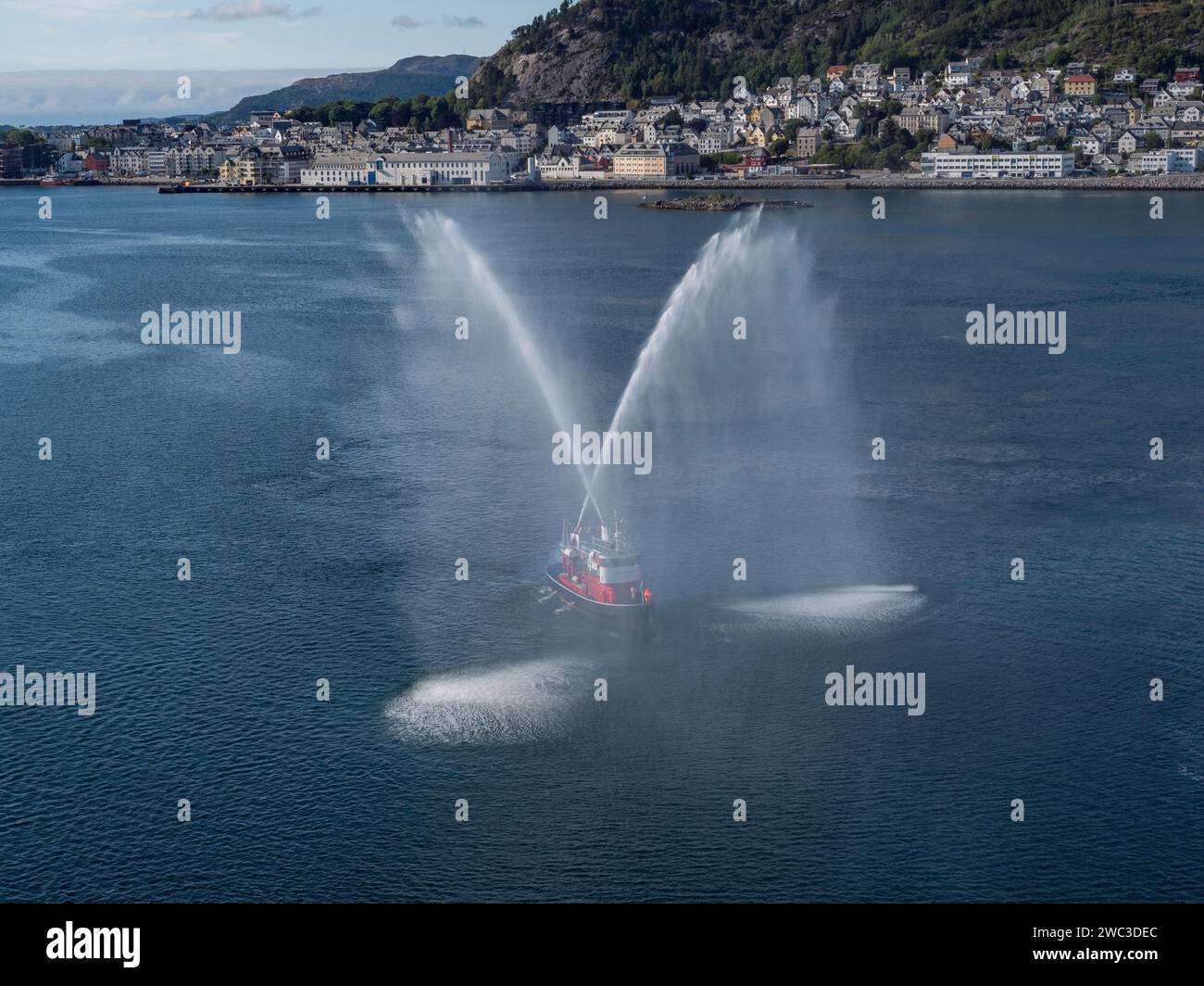 Un motoscafo che saluta una nave da crociera in partenza, Ålesund, Norvegia. Foto Stock