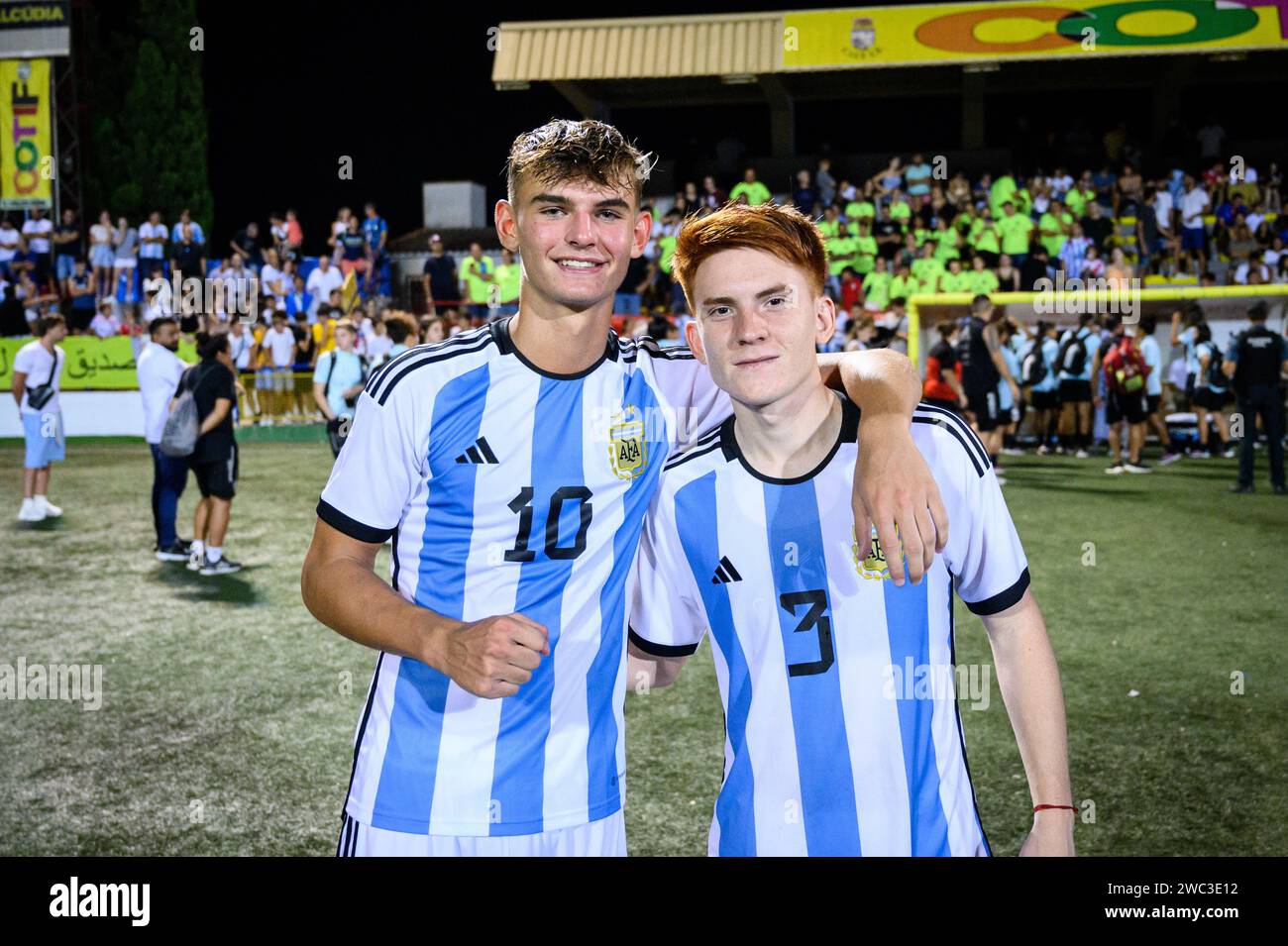Ritratto di giocatori internazionali argentini, Nico Paz e Valentin Barco dopo aver vinto il torneo COTIF 2022 ad Alcudia, Valencia, Spagna. Foto Stock