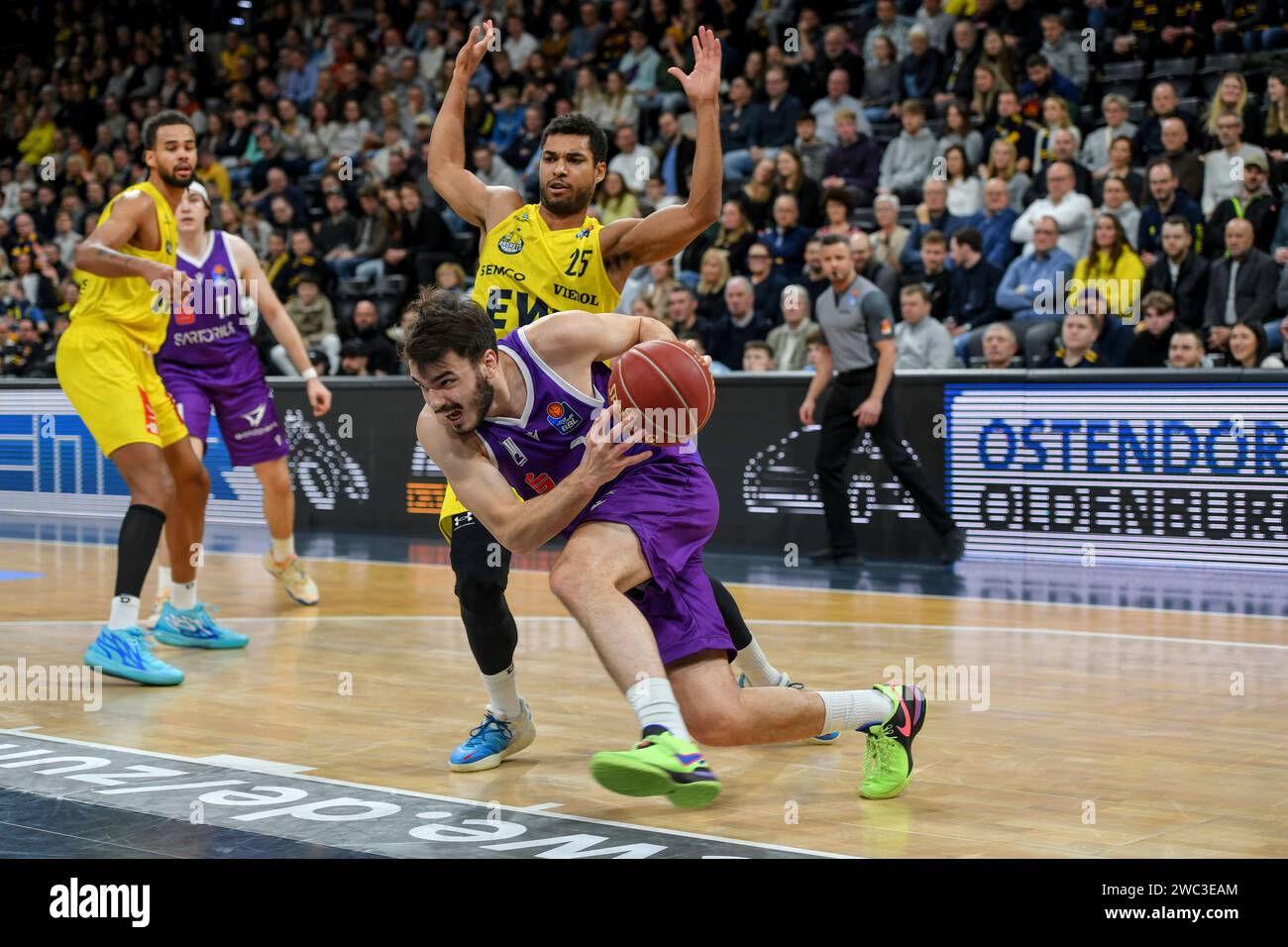 13.01.2024, EWE Arena, Oldenburg, GER, Easy Credit-BBL, cesti di EWE Oldenburg vs BG Göttingen, im Bild Fedor ZUGIC ( BG Göttingen #21 ) Kenneth OGBE ( cesti di EWE Oldenburg #25 ) foto © nordphoto gmbh/Rojahn Foto Stock