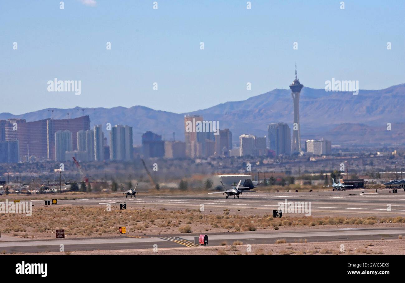 US-amerikanische Kampfflugzeuge Stealth der U.S. Air Force USAF vom Typ Lockheed Martin F-22 Raptor Starten von der Nellis Air Force base in Nevada, USA. IM Hintergrund Die Skyline von Las Vegas, mit dem Stratosphere Tower. US-amerikanische Kampfflugzeuge Stealth der U.S. Air Force USAF vom Typ Lockheed Martin F-22 Raptor Starten von der Nellis Air Force base in Nevada, USA. IM Hintergrund Die Skyline von Las Vegas, mit dem Stratosphere Tower. *** U S Air Force USAF Lockheed Martin F 22 Raptor caccia stealth decollano dalla Nellis Air Force base in Nevada, USA sullo sfondo, il Las Vega Foto Stock