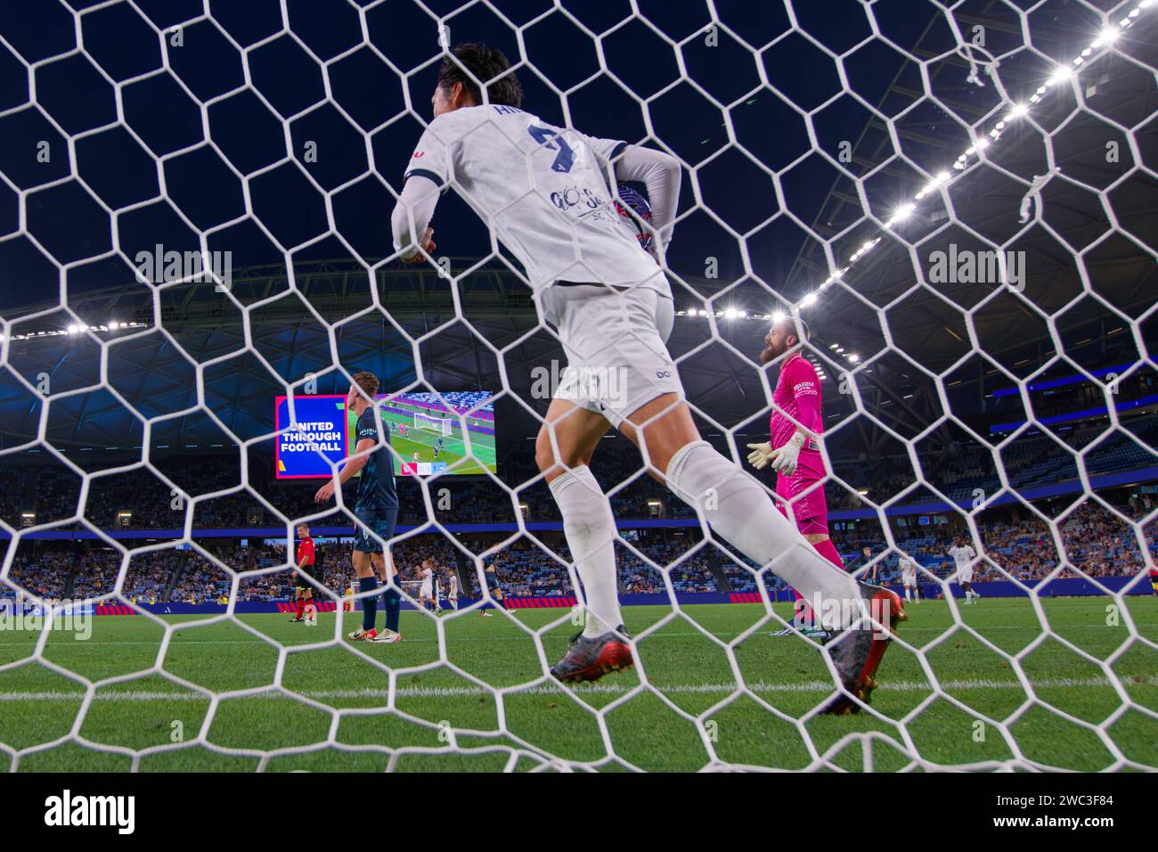 Sydney, Australia. 13 gennaio 2024. Hiroshi Ibusuki dell'Adelaide United prende il pallone dopo aver segnato un gol durante la partita A-League Men Rd27 tra Adelaide United e Sydney FC all'Allianz Stadium il 13 gennaio 2024 a Sydney, Australia Credit: IOIO IMAGES/Alamy Live News Foto Stock