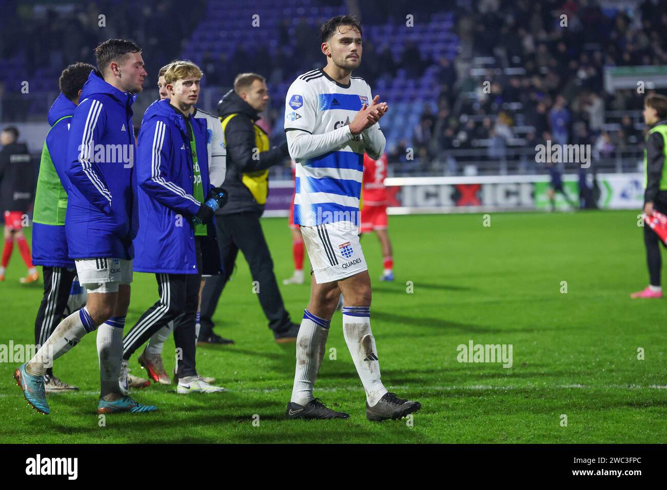 Zwolle, Paesi Bassi. 13 gennaio 2024. ZWOLLE, PAESI BASSI - 13 GENNAIO: Sam Kersten del PEC Zwolle sembra degitato mentre ringrazia i tifosi casalinghi durante la partita olandese Eredivisie tra PEC Zwolle e SC Heerenveen al MAC3 Park Stadium il 13 gennaio 2024 a Zwolle, Paesi Bassi. (Foto di Ben Gal/Orange Pictures) credito: Orange Pics BV/Alamy Live News Foto Stock