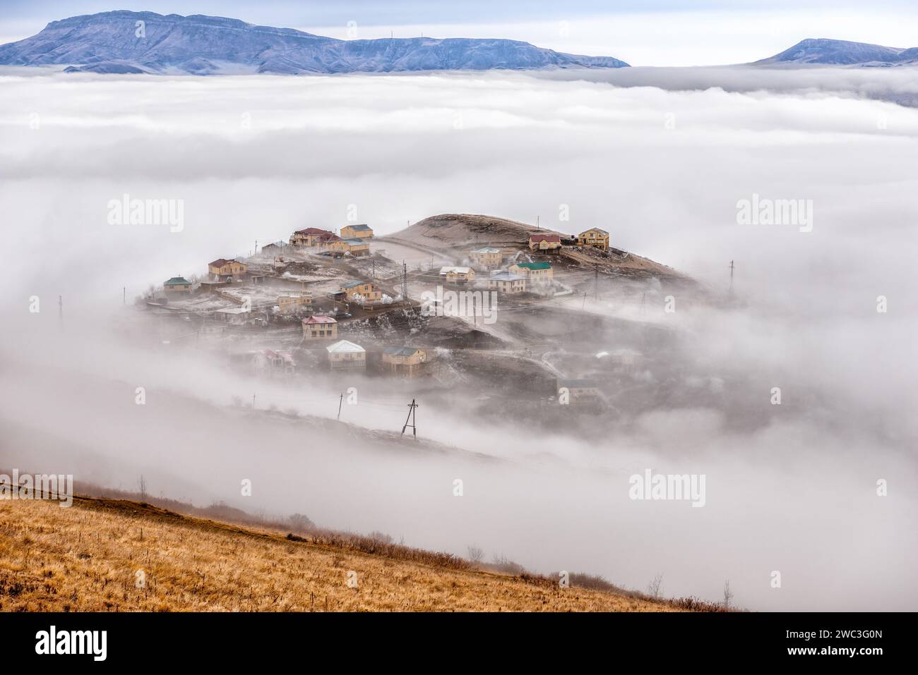 Paesaggio di un villaggio coperto di fitte nuvole nel Daghestan Foto Stock