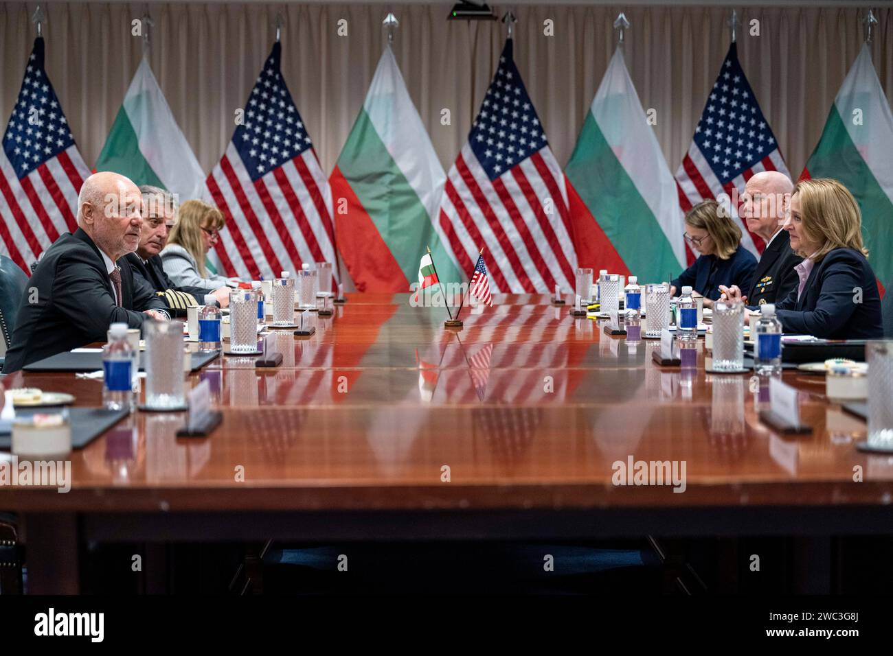 Arlington, Stati Uniti d'America. 11 gennaio 2024. Arlington, Stati Uniti d'America. 11 gennaio 2024. Il vice segretario alla difesa degli Stati Uniti Kathleen Hicks, a destra, tiene un incontro bilaterale con il ministro della difesa bulgaro Todor Tagarev, a sinistra, al Pentagono, l'11 gennaio 2024 ad Arlington, Virginia. Hicks sta sostituendo il Segretario alla difesa Lloyd Austin che rimane ricoverato in ospedale dopo un intervento chirurgico alla prostrazione. Crediti: PO1 Alexander Kubitza/DOD/Alamy Live News Foto Stock