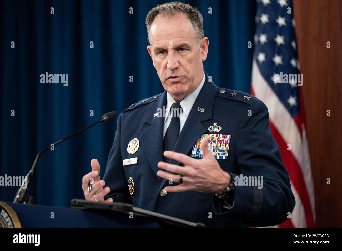 Arlington, Stati Uniti d'America. 11 gennaio 2024. Arlington, Stati Uniti d'America. 11 gennaio 2024. Pentagon Press Secretary Air Force Brig. Il generale Pat Ryder risponde a una domanda di un giornalista durante un briefing stampa al Pentagono, l'11 gennaio 2024 ad Arlington, Virginia. Ryder ha annunciato che gli Stati Uniti e le forze alleate hanno attaccato le installazioni militari Houthi per il secondo giorno come parte dell'operazione Prosperity Guardian. Credito: TSgt. Jack Sanders/DOD/Alamy Live News Foto Stock