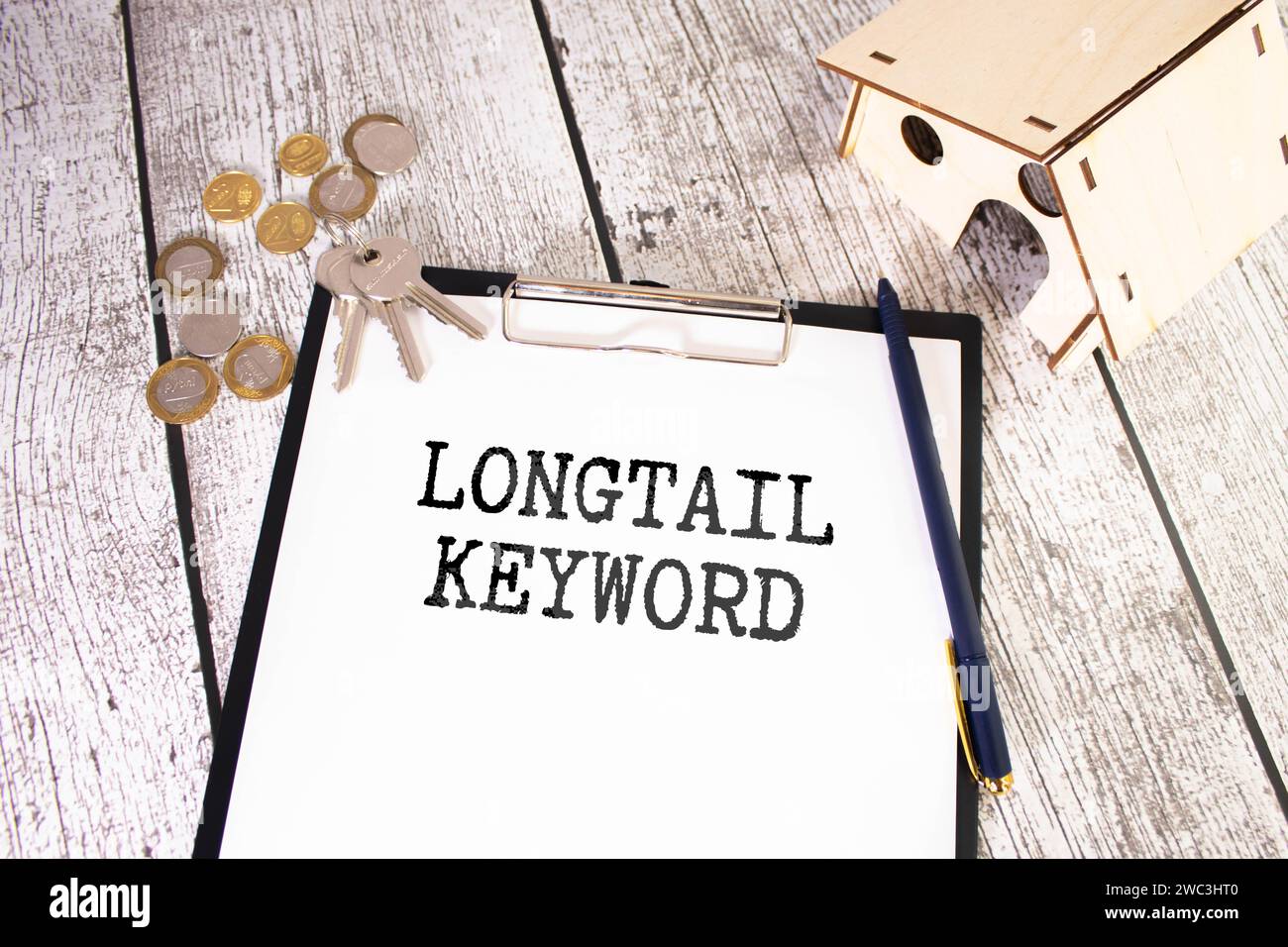 Concetto aziendale sulla parola chiave Longtail con un cartello sul foglio di carta. Foto Stock