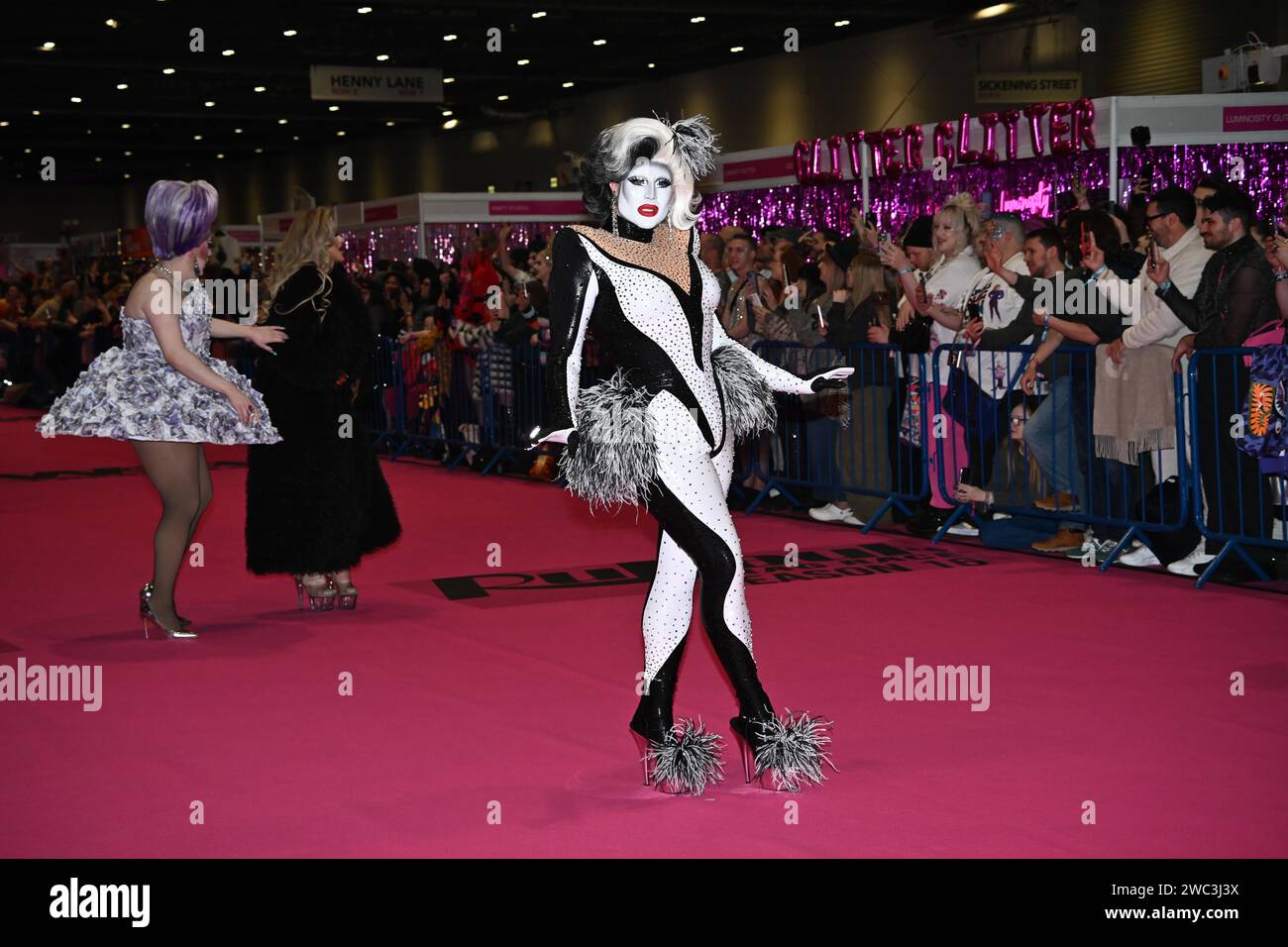 LONDRA, INGHILTERRA - 13 GENNAIO: Drag Artists su "Queens Walk" all'inaugurazione del "RuPaul's DragCon, Regno Unito. , . A Londra, in Inghilterra. Credito: Vedere li/Picture Capital/Alamy Live News Foto Stock