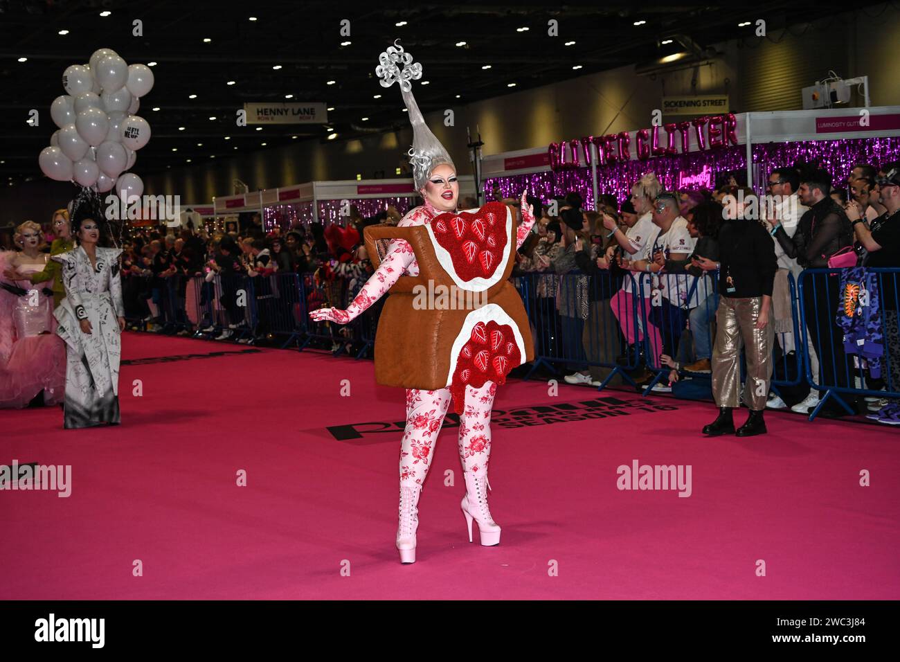 LONDRA, INGHILTERRA - 13 GENNAIO: Drag Artists su "Queens Walk" all'inaugurazione del "RuPaul's DragCon, Regno Unito. , . A Londra, in Inghilterra. Credito: Vedere li/Picture Capital/Alamy Live News Foto Stock