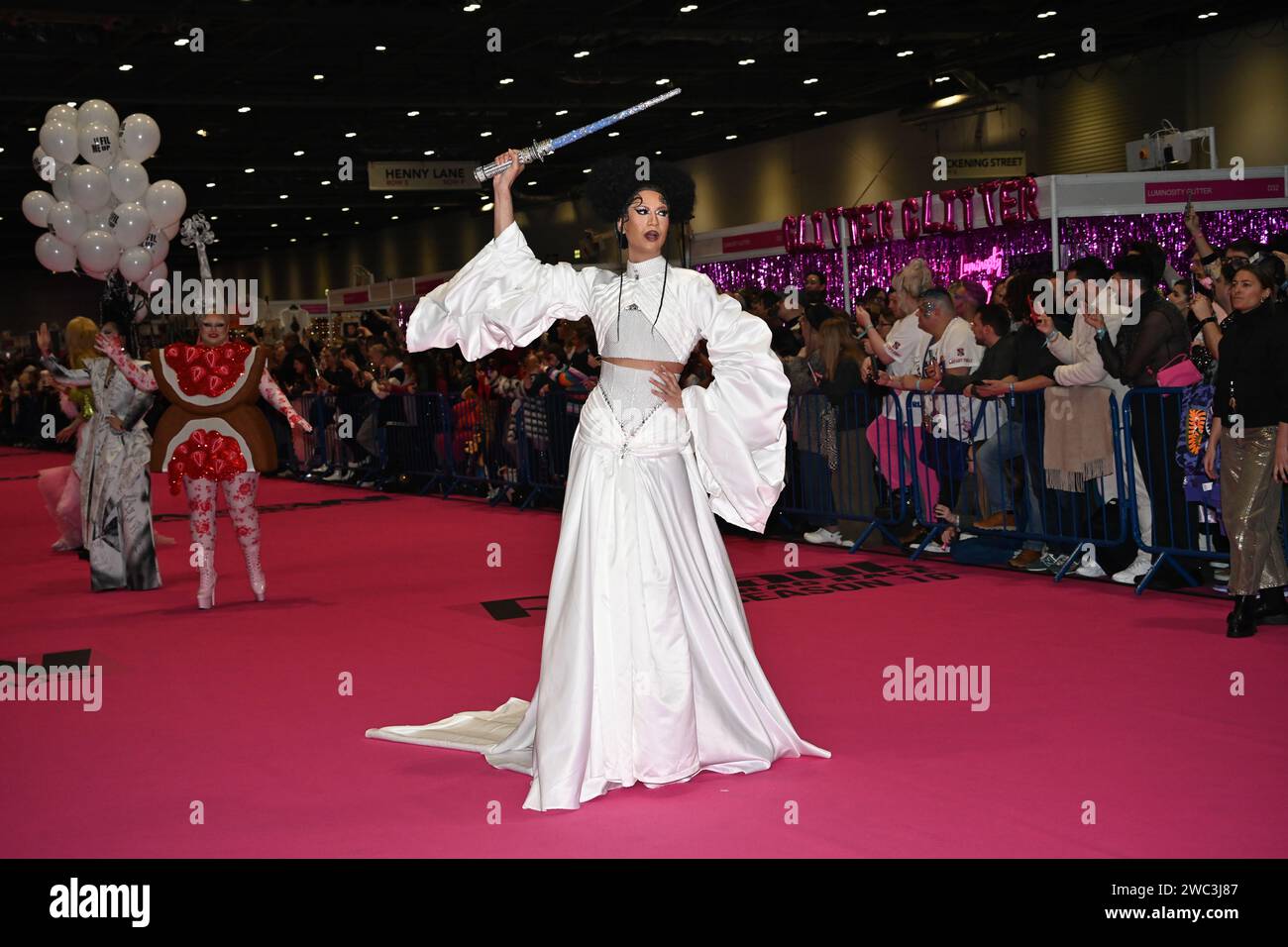 LONDRA, INGHILTERRA - 13 GENNAIO: Drag Artists su "Queens Walk" all'inaugurazione del "RuPaul's DragCon, Regno Unito. , . A Londra, in Inghilterra. Credito: Vedere li/Picture Capital/Alamy Live News Foto Stock