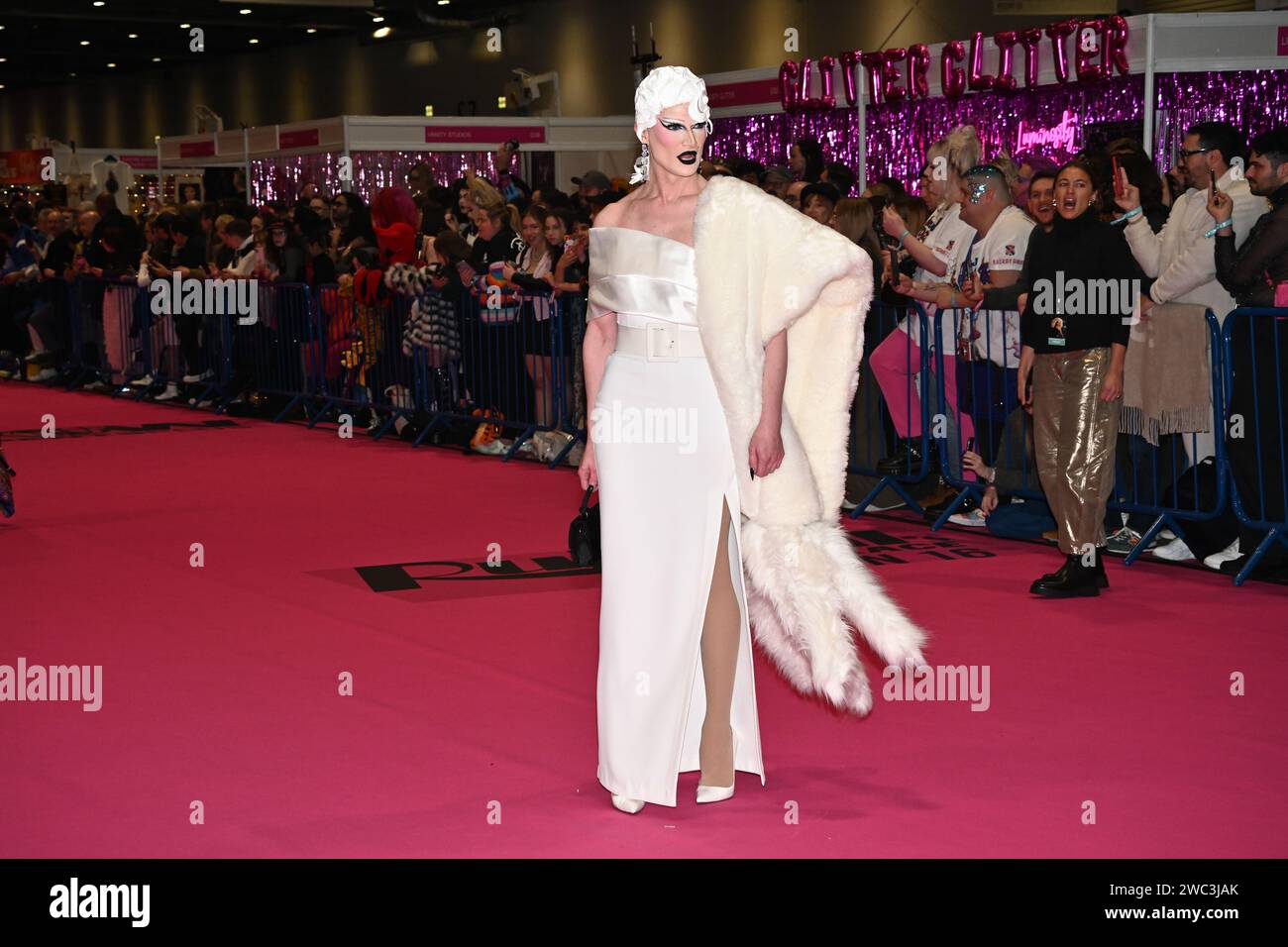 LONDRA, INGHILTERRA - 13 GENNAIO: Drag Artists su "Queens Walk" all'inaugurazione del "RuPaul's DragCon, Regno Unito. , . A Londra, in Inghilterra. Credito: Vedere li/Picture Capital/Alamy Live News Foto Stock