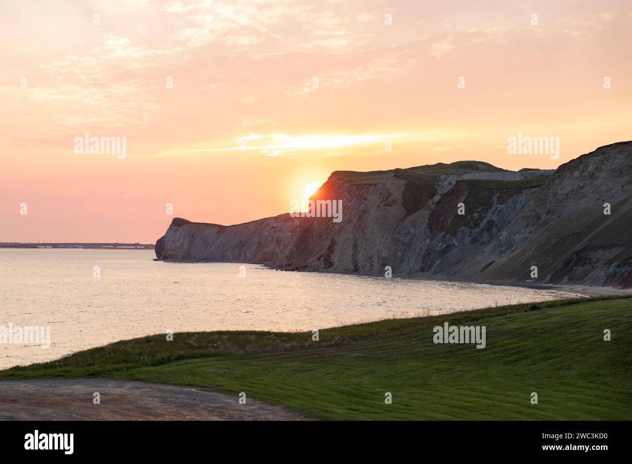 Tramonto e scogliere, Havre-aux-Maisons, isole Magdalen, Quebec, Canada Foto Stock
