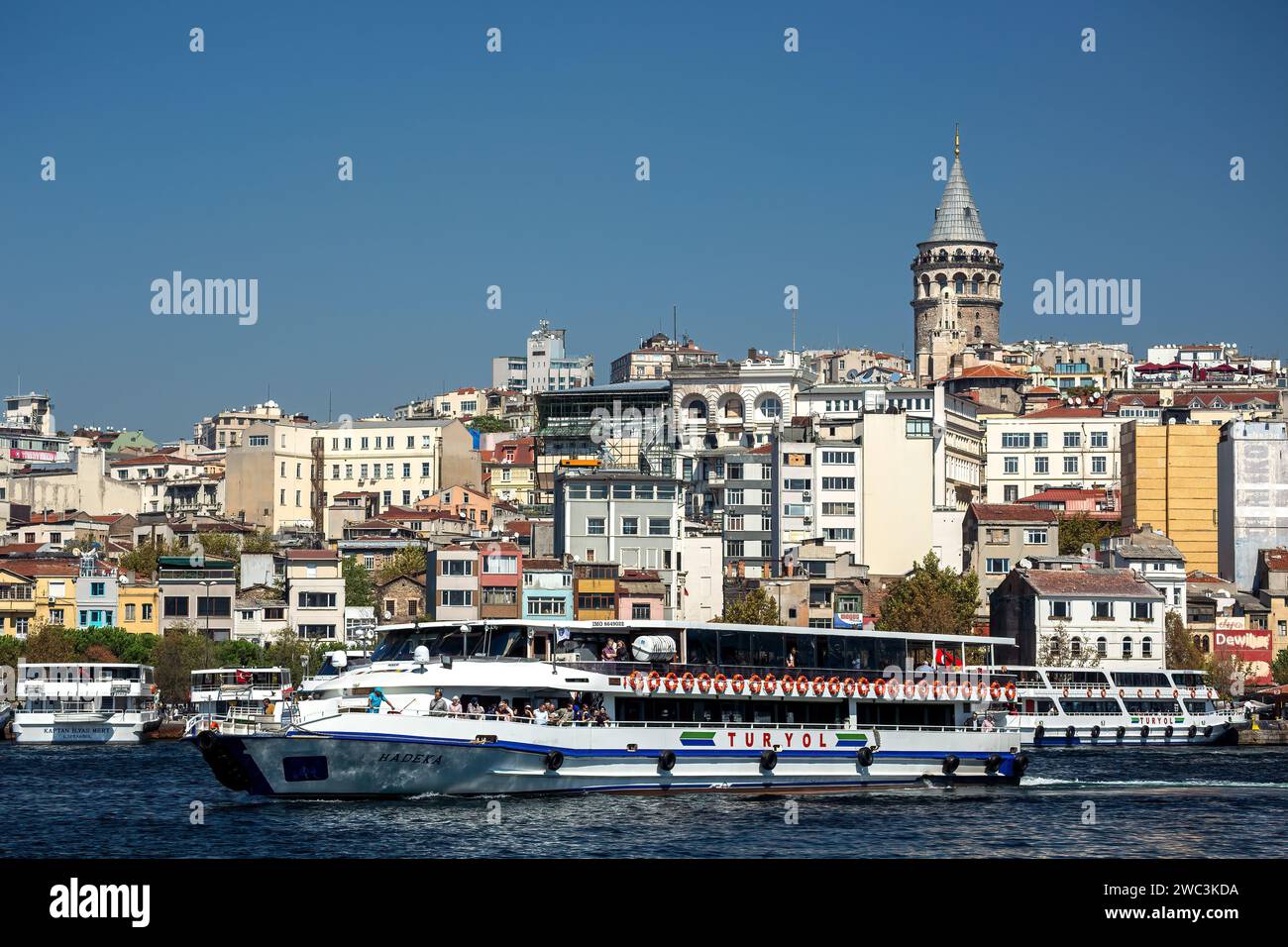 Nave sul Golden Horn e Torre Galata, Istanbul, Turchia Foto Stock