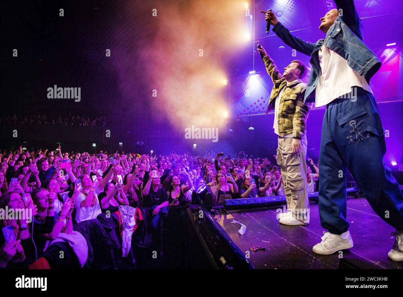 AMSTERDAM - pubblico durante uno spettacolo dei Benchers in AFAS Live. I membri della popolare formazione YouTube celebrano il loro decimo anniversario. ANP RAMON VAN FLYMEN paesi bassi Out - belgio Out Foto Stock