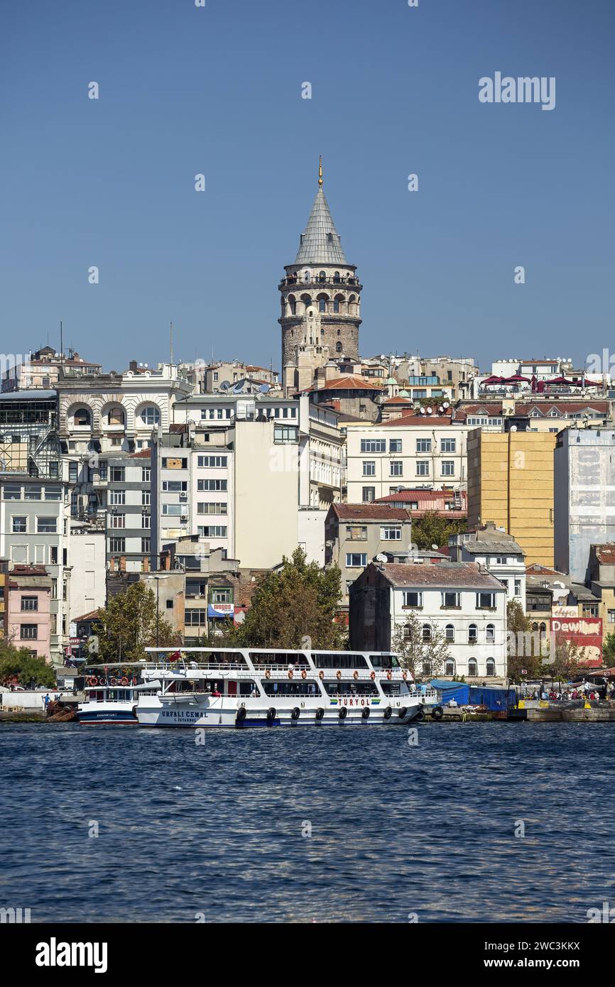 Nave sul Golden Horn e Torre Galata, Istanbul, Turchia Foto Stock
