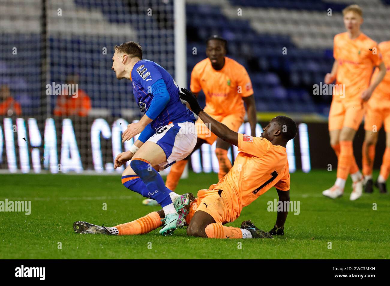 Ethan Walker dell'Oldham Athletic Association Football Club è stato colpito da Hamza Bin-Semakula dell'Hendon FC per vincere un rigore per la sua squadra durante l'Isuzu fa Trophy match tra Oldham Athletic e Hendon al Boundary Park, Oldham sabato 13 gennaio 2024. (Foto: Thomas Edwards | mi News) crediti: MI News & Sport / Alamy Live News Foto Stock