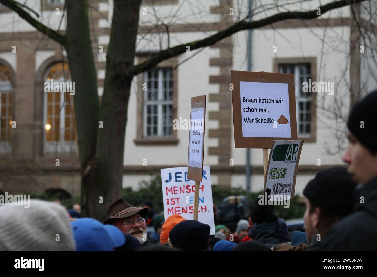 Dopo che i pensatori laterali, i cittadini del Reich, gli estremisti di destra e altri partecipanti hanno iniziato una manifestazione a Göttingen, in Germania, sabato scorso, rappresentanti di dieci diverse organizzazioni e persone hanno partecipato al movimento contro. (Foto di Tubal Sapkota/Pacific Press) credito: Pacific Press Media Production Corp./Alamy Live News Foto Stock